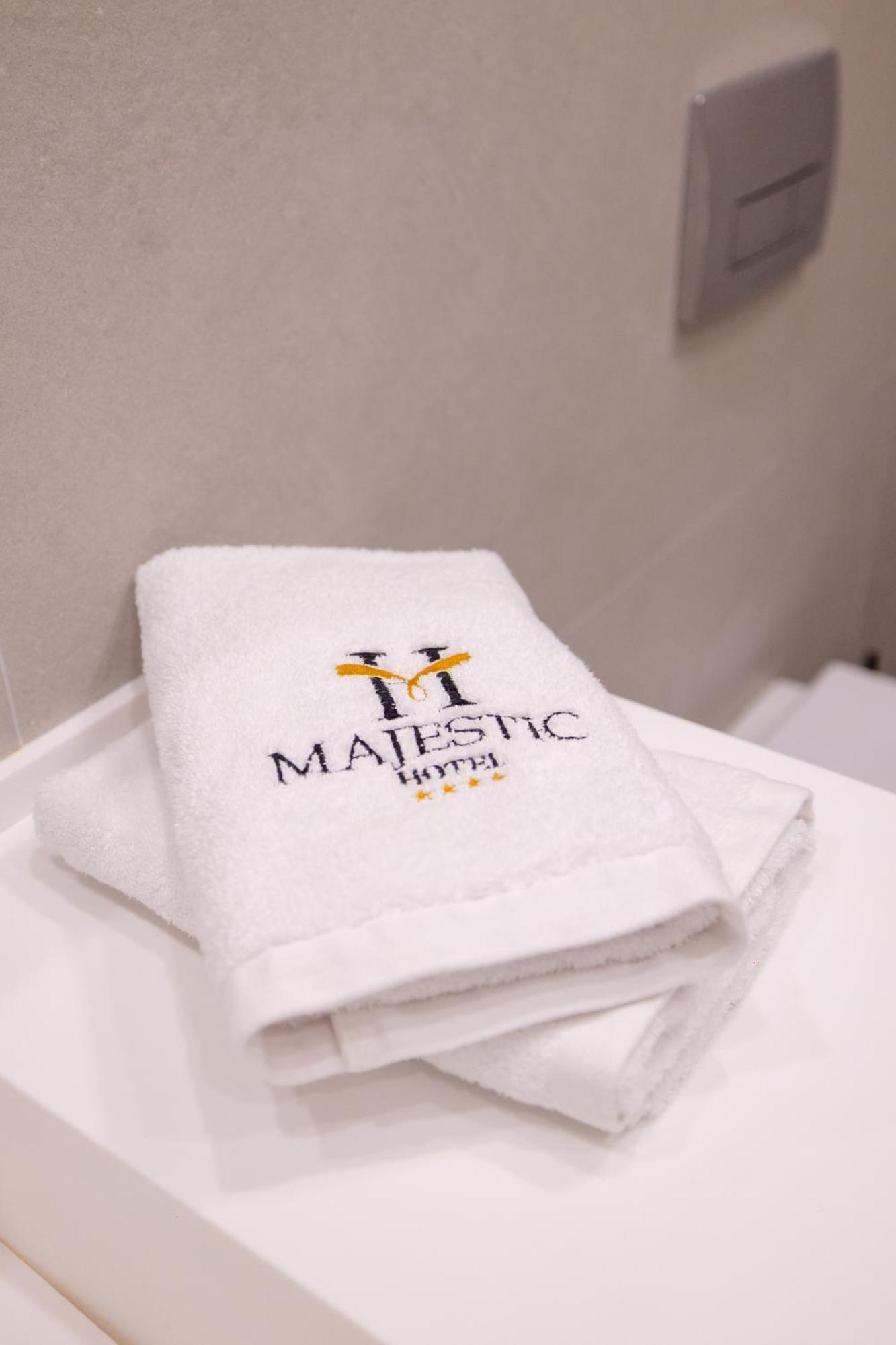 Hotel Majestic Radhimë Exteriör bild